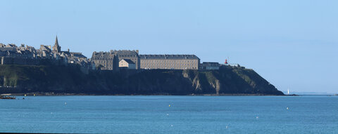 2023 09 15 De Coudeville-sur-Mer à Granville, IMG_5642 - IMG_5643 Granville et le cap Lihou depuis la plage de Donville-les-Bains (pano 5642-5643)