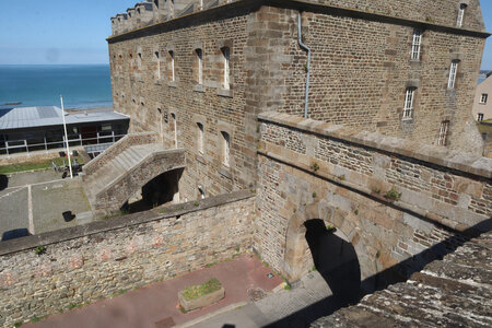 2023 09 15 De Coudeville-sur-Mer à Granville, IMG_5684 Granville l’ancienne caserne Bazeilles et la Porte Saint-Jean